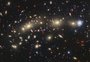 Telescópios Hubble e James Webb estudam aglomerado de galáxias chamado de "árvore de Natal"