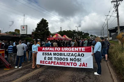 Alessandra Hoppen / Grupo RBS Protesto na RS-463<!-- NICAID(16388825) -->