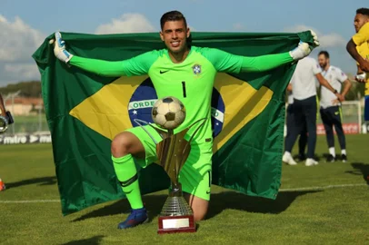 Juventude estuda nome do goleiro Ivan, de 23 anos, que pertence a Ponte Preta. É o goleiro titular da seleção olímpica. <!-- NICAID(14780324) -->