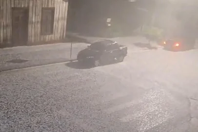 Prefeitura de Nova Bassano / Divulgação Serra registra granizo durante a madrugada; Nova Bassano tem telhados perfurados e pedras acumuladas nas ruas.<!-- NICAID(16363570) -->