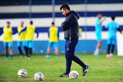 VACARIA, RS, BRASIL, 09/06/2025. Treino do Glória de Vacarira no estádio Altos da Glória, em Vacaaria. O Glória está disputando o Campeonato Gaúcho Série A2. Na foto, técnico Júlio César Nunes. (Porthus Junior/Agência RBS)Indexador: BTK<!-- NICAID(16056322) -->
