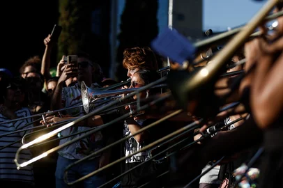 Porto Alegre recebe entre os dias 30 de abril e 4 de maio a 6ª edição do Honk!POA – Festival de Fanfarras Ativistas, que reúne mais de trezentos músicos de diversas regiões do Brasil e também da Argentina para ocupar as ruas com música, arte e engajamento social.Indexador: Andre Avila<!-- NICAID(16028538) -->