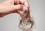 Como reduzir a queda de cabelo após o parto
