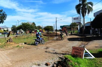CAXIAS DO SUL, RS, BRASIL, 24/06/2023. A partir desta segunda-feira (26), e se o tempo permitir, a Secretaria de Obras e Serviços e Serviços Públicos (SMOSP) e o Serviço Autônomo de Água e Esgoto (Samae) realizarão a escavação da Rua Nilceu de Melo Catarina para serviços de drenagem. (Porthus Junior/Agência RBS)<!-- NICAID(15465355) -->