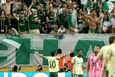 Palmeiras' Brazilian midfielder #18 Mauricio celebrates scoring his team's second goal during the FIFA Club World Cup 2025 Group A football match between US Inter Miami and Brazil's Palmeiras at the Hard Rock stadium in Miami on June 23, 2025. (Photo by PATRICIA DE MELO MOREIRA / AFP)<!-- NICAID(16065939) -->