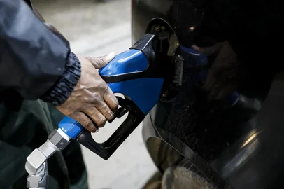 PORTO ALEGRE, RS, BRASIL, 15.08.2023: Movimentação em postos de gasolina na noite de terça-feira na capital. Foto: Camila Hermes/Agencia RBS<!-- NICAID(15511476) -->