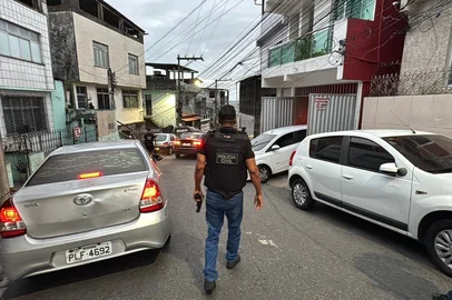 Mais de 30 suspeitos são presos na Bahia em operação policial contra o Comando Vermelho