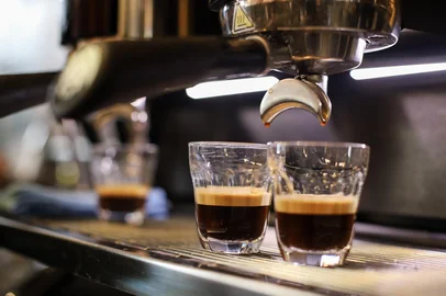 O impacto da seca e das queimadas no preço do café. Como isso está afetando o varejo e a operação das cafeterias.<!-- NICAID(15872094) -->