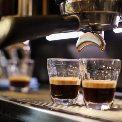 O impacto da seca e das queimadas no preço do café. Como isso está afetando o varejo e a operação das cafeterias.<!-- NICAID(15872094) -->