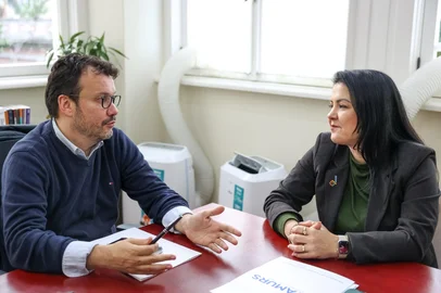 Secretário-chefe da Casa Civil, Artur Lemos, e presidente da Famurs e prefeita de Nonoai, Adriane Perin<!-- NICAID(16052659) -->