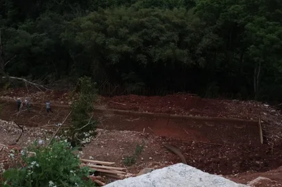 Secretaria de Obras / PMPF / Divulgação Obras de contenção na Rua Manoel Portela avançam para a construção do muro de contenção <!-- NICAID(16382229) -->