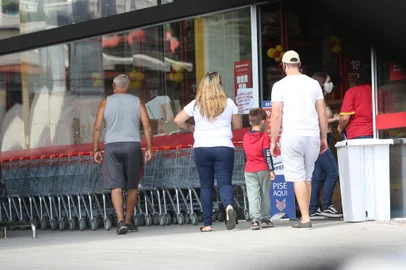 CAXIAS DO SUL, RS, BRASIL (24/02/2021)- Pessoas seguem entrando em grupos nos supermercados em Caxias do Sul, desrespeitando a regra de uma pessoa por família. Vantajão Atacado (rede Andreazza) do bairro São José. (Antonio Valiente/Agência RBS)<!-- NICAID(14721446) -->