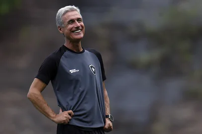 O técnico Luís Castro comanda treino do Botafogo no Espaço Lonie, no Rio de Janeiro.<!-- NICAID(16185105) -->