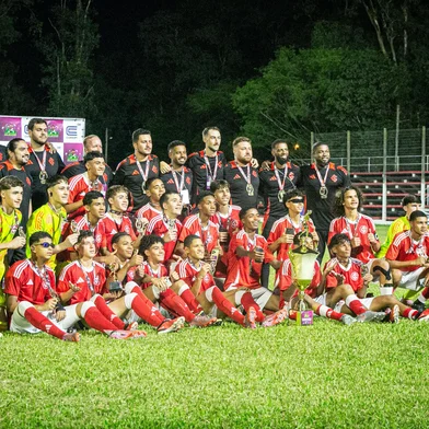 O Sport Club Internacional é campeão do Efipan 2026. O Celeiro de Ases confirmou o título de forma invicta na noite deste sábado (24) ao vencer o clássico Gre-Nal por 2 a 0. A decisão foi disputada no Estádio Farroupilha, em Alegrete, e confirmou a hegemonia colorada em uma das competições mais tradicionais das categorias de base do Brasil.<!-- NICAID(16211038) -->