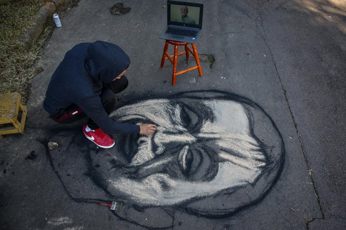 Vizinhos já se acostumaram com as obras do desenhista. Alguns aprovam os desenhos, outros não são tão receptivos