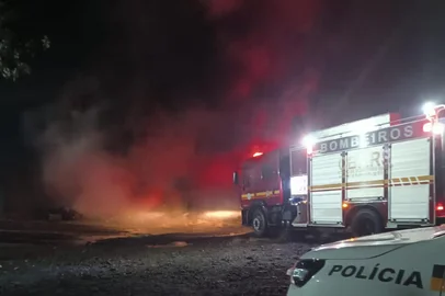 Uma casa às margens da BR-472, em Boa Vista do Buricá, na Região Noroeste, foi totalmente destruída por um incêndio no fim da noite de segunda-feira (22).<!-- NICAID(16312074) -->