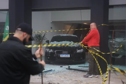 Mateus Bruxel / Agencia RBS Gramado, RS, Brasil, 22-12-2024: Queda de avião na região central de Gramado, na Serra Gaúcha. Aeronave atingiu pelo menos quatro prédios, entre eles uma loja e uma pousada, e há vítimas. Bombeiros e policiais atuam no local. Foto: Mateus Bruxel / Agência RBSIndexador: MATEUS BRUXEL<!-- NICAID(15940590) -->