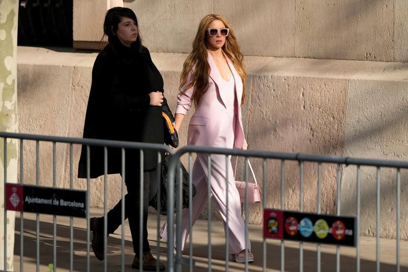 Colombian singer Shakira (R) leaves the High Court of Justice of Catalonia after attending her trial on tax fraud, in Barcelona on November 20, 2023. Colombian superstar Shakira has reached a deal with prosecutors to end her trial for allegedly defrauding the Spanish state of 14.5 million euros ($15.7 million) on income earned between 2012 and 2014, a Barcelona court said. Under the deal, the 46-year-old agreed to receive a three-year suspended sentence in exchange for paying millions of euros in fines, the head of the court said on what would have been the first day of her trial. (Photo by Pau BARRENA / AFP)Editoria: CLJLocal: BarcelonaIndexador: PAU BARRENASecao: musicFonte: AFPFotógrafo: STR<!-- NICAID(15602757) -->