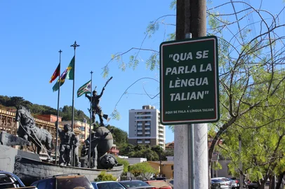 Nascidos em diferentes províncias da Região do Vêneto, italianos que imigraram para o Brasil tornaram-se vizinhos na Serra gaúcha e moldaram sua própria forma de falar a língua materna com o Talian; língua co-oficial de 30 municípios gaúchos determina o sotaque característico dos descendentes<!-- NICAID(16019750) -->