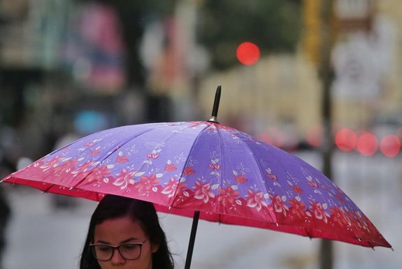 PORTO ALEGRE, RS, BRASIL - 28/11/2023 - A terça-feira (28) é de tempo instável, com pancadas de chuva, na Capital. FOTO: LAURO ALVES, AGÊNCIA RBS<!-- NICAID(15610584) -->