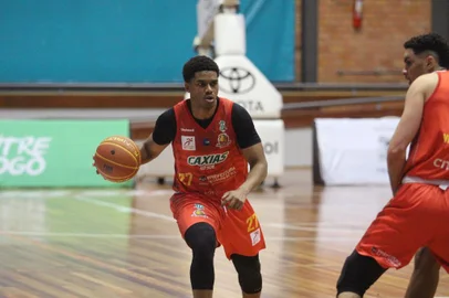 Jogador Elias, do time sub22 do Caxias do Sul Basquete<!-- NICAID(15491784) -->