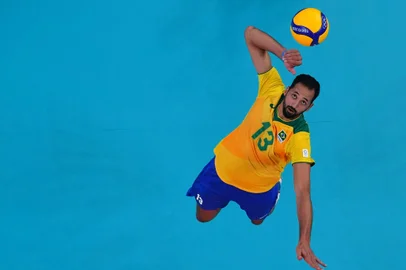 (FILES) In this file photo taken on August 03, 2021 Brazil's Mauricio de Souza spikes the ball in the men's quarter-final volleyball match between Japan and Brazil during the Tokyo 2020 Olympic Games at Ariake Arena in Tokyo. - De Souza was suspended by his club on October 26, 2021 for critizising the bisexuality of the new Superman. (Photo by Antonin THUILLIER / AFP)Editoria: SPOLocal: TokyoIndexador: ANTONIN THUILLIERSecao: gays and lesbiansFonte: AFPFotógrafo: STF<!-- NICAID(14928731) -->