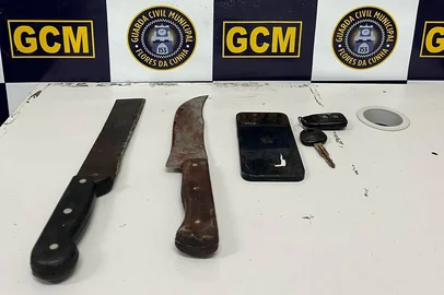Um homem identificado como Guilherme Argenta de Morais, 26 anos, foi morto a facadas no centro de Flores da Cunha, no início da madrugada desta segunda-feira (24). O assassinato foi registrado na Rua Prof Maria Dal Conte, por volta de 00h10min.Dois homens de 30 anos foram presos pela Guarda Civil Municipal por suspeita de envolvimento no homicídio<!-- NICAID(16001885) -->