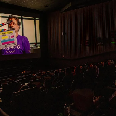 Documentário “Virando o Jogo” terá exibição gratuita na Fundação Casa das Artes, em Bento Gonçalves. Longa mostra o impacto que mais de 2 milhões de crianças e adolescentes de diferentes realidades de todo país tiveram através da educação financeira em sala de aula. Exibição será no próximo dia 8<!-- NICAID(16116901) -->