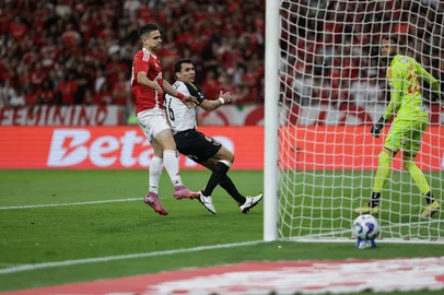 PORTO ALEGRE, RS, BRASIL - 02-11-2025: Internacional enfrenta o Atlético-MG pela 31ª rodada do Campeonato Brasileiro, no Estádio Beira-Rio, em Porto Alegre. Foto: Renan Mattos/Agência RBS.<!-- NICAID(16159132) -->