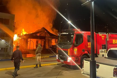 Um incêndio destruiu um estabelecimento comercial na área central de Marau, na madrugada desta quinta-feira (22)<!-- NICAID(15686426) -->