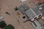 CANOAS, RS, Brasil, 04-05-2024: Pessoas resgatadas por equipe de bombeiros e exército de cima dos telhados das casas alagadas no bairro Rio Branco, em Canoas. Sete resgatados foram levados para o hospital da Ulbra. Foto: Mateus Bruxel / Agência RBS<!-- NICAID(15754360) -->