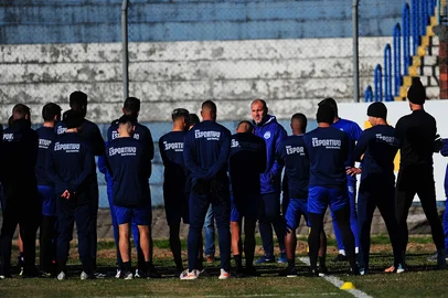 BENTO GONÇALVES, RS, BRASIL, 25/06/2025. Treino do Esportivo no estádio Parque Esportivo Monanha dos Vinhedos, em Bento Gonçalves. O Esportivo está disputando o Gauchão Série A2 2025, Divisão de Acesso. Na foto, técnico Márcio Nunes conversando com os jogadores. (Porthus Junior/Agência RBS)Indexador: BTK<!-- NICAID(16067508) -->
