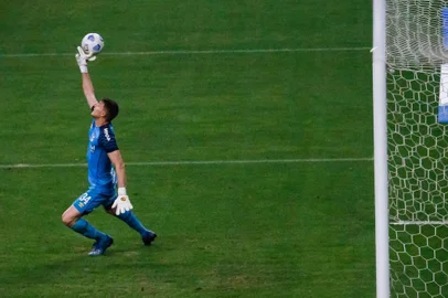 RS - BRASILEIRÃO-GRÊMIO-INTERNACIONAL - ESPORTES - Lance durante a partida entre Grêmio e Internacional, válida pelo Campeonato Brasileiro 2021 na Arena do Grêmio em Porto Alegre (RS), neste sábado (10). 10/07/2021 - No Lance, Gabriel Chapecó Foto: MARCELO OLIVEIRA/FUTURA PRESS/FUTURA PRESS/ESTADÃO CONTEÚDO<!-- NICAID(14831624) -->