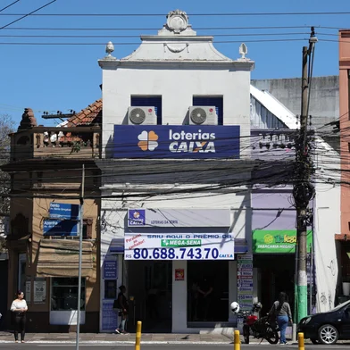 Porto Alegre, RS, Brasil — A aposta vencedora da Mega-Sena foi registrada na Lotérica Loterias da Sorte, também conhecida como Loteria A 99, localizada no tradicional bairro Azenha, em Porto Alegre. O ponto de sorte fica próximo ao cruzamento da Avenida da Azenha com a Bento Gonçalves, região de intenso movimento comercial e histórico da capital gaúcha.Indexador: jeff botega<!-- NICAID(16135143) -->