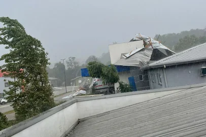 Temporal causa destelhamentos em casas, UBS, escola e clube em Fagundes Varela<!-- NICAID(15383749) -->