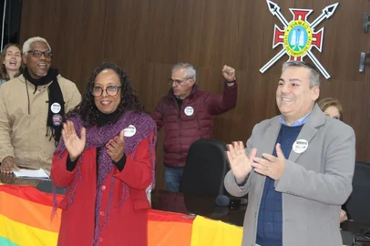 A coligação Frente Viamão Pelo Povo confirmou, na segunda-feira (01/07), o nome do presidente municipal do PSB, Aldemarzinho Aprato, como pré-candidato à vice-prefeitura na chapa encabeçada pela vereadora Fátima Maria. Advogado, ele lidera a sigla desde 2017 e defende a união dos partidos de esquerda como a principal credencial do projeto. Ele cita a formulação de políticas públicas destinadas à promoção da justiça social como ponto alto da unidade partidária.