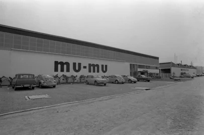 Fábrica Mu-Mu, empresa Doces e Conservas Vontobel Ltda., localizada na Avenida Ipiranga, em Porto Alegre, no ano de 1973.-#ENVELOPE: 91525-OBS CDI: ATENÇÃO! CRÉDITO INCOMPLETO.Foi possível identificar apenas o sobrenome do fotógrafo.Fotógrafo identificado como "Santos" no envelope original de negativos do acervo de ZH.--<!-- NICAID(13649208) -->