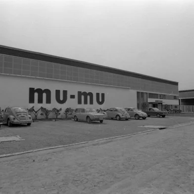 Fábrica Mu-Mu, empresa Doces e Conservas Vontobel Ltda., localizada na Avenida Ipiranga, em Porto Alegre, no ano de 1973.-#ENVELOPE: 91525-OBS CDI: ATENÇÃO! CRÉDITO INCOMPLETO.Foi possível identificar apenas o sobrenome do fotógrafo.Fotógrafo identificado como "Santos" no envelope original de negativos do acervo de ZH.--<!-- NICAID(13649208) -->