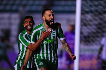 CAXIAS DO SUL, RS, BRASIL, 16/02/2023. Juventude x Aimoré, jogo válido pela oitava rodada da primeira fase do Campeonato Gaúcho (Gauchão 2023) e realizado no estário Alfredo Jaconi. Comemoração do segundo gol do Juventude, marcado pelo atacante Rodrigo Rodrigues. (Porthus Junior/Agência RBS)<!-- NICAID(15352257) -->