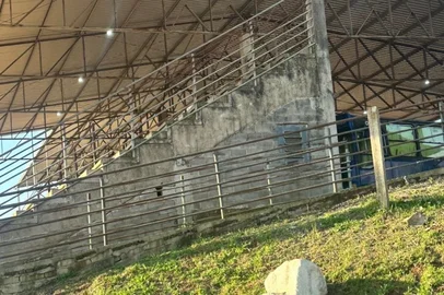 CPI informa que muro do Parque de Eventos não foi pintado, conforme contratado (foto)