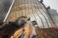 O Corpo de Bombeiros segue, no começo da manhã desta segunda-feira (14), atuando no combate às chamas em um dos silos de armazenamento de soja de uma empresa de grãos localizada às margens da BR-116, em Arroio Grande. O incêndio de grandes proporções teria começado por volta das 21h de sexta-feira (11).<!-- NICAID(16080059) -->