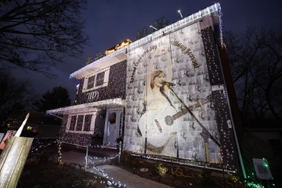 The home of Amy and Brian Scott is decorated  "Taylor Swift" style for Christmas in Naperville, Illinois, on December 5 2024. (Photo by KAMIL KRZACZYNSKI / AFP)Editoria: LIFLocal: NapervilleIndexador: KAMIL KRZACZYNSKISecao: holiday or vacationFonte: AFPFotógrafo: STR<!-- NICAID(15930021) -->