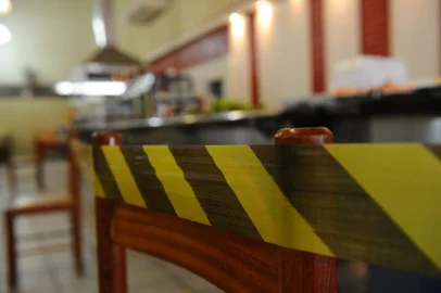 CAXAIS DO SUL, RS, BRASIL (04/09/2020)Uso de luvas em bufês vira rotina em restaurantes de Caxias. Mesmo proibida, proprietários entendem que iniciativa é tida como saída para retomada do setor. (Antonio Valiente/Agência RBS)<!-- NICAID(14584550) -->