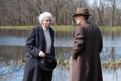 Albert Einstein (Tom Conti) e Oppenheimer (Cillian Murphy) em "Oppenheimer"<!-- NICAID(15493505) -->