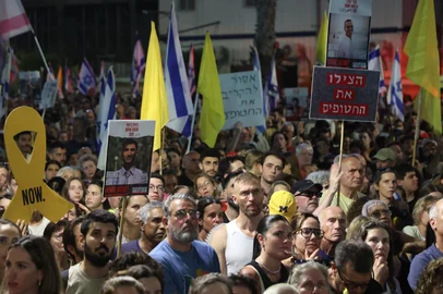 People attend a demonstration organised by families and friends of Israelis held hostage by Palestinian militants in the Gaza Strip since 2023, calling for action to secure their release in Tel Aviv on August 17, 2025. Demonstrators across Israel called on August 17, for an end to the Gaza war and a deal to release hostages still held by militants, a push sharply criticised by Prime Minister Benjamin Netanyahu and his allies. (Photo by GIL COHEN-MAGEN / AFP)<!-- NICAID(16103955) -->