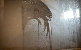 *A PEDIDO DE ISABEL GOMES* Bathroom mirror fogged with moisture from the shower. - Foto: GUSTAVOSCBA/stock.adobe.comFonte: 371906816<!-- NICAID(15141366) -->