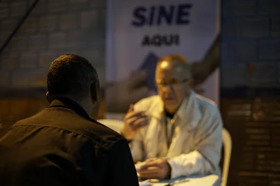 PORTO ALEGRE, RS, BRASIL, 13-06-2025: Ação da SMIDH (Secretaria Municipal de Inclusão e Desenvolvimento Humano) em parceria com o SINE oferta vagas de emprego para pessoas em situação de rua acolhidas em abrigo da operação inverno no bairro Santana. Foto: Mateus Bruxel/Agência RBSIndexador: MATEUS BRUXEL<!-- NICAID(16060335) -->