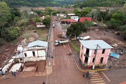 SANTA TEREZA, RS, BRASIL, 09/09/2023. Santa Tereza é o município da Serra mais afetado após as fortes chuvas que causaram a cheia do Rio Taquari. Voluntários chegam ao município para ajudar na limpeza e reconstrução. Vistas aéreas da cidade.  (Porthus Junior/Agência RBS)<!-- NICAID(15536195) -->