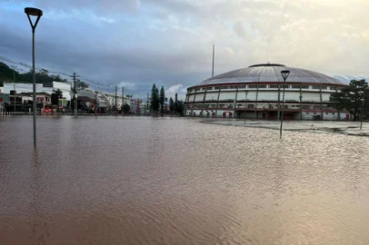 Com entorno do Beira-Rio alagado, Inter suspende entrega de doações no Gigantinho<!-- NICAID(15754528) -->