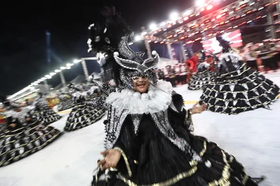 Porto Alegre, RS, Brasil - Desfile de carnaval 2024 no porto seco - Na foto: escola Acadêmicos de Gravataí, grupo ouro - Fotos Jonathan Heckler<!-- NICAID(15690290) -->